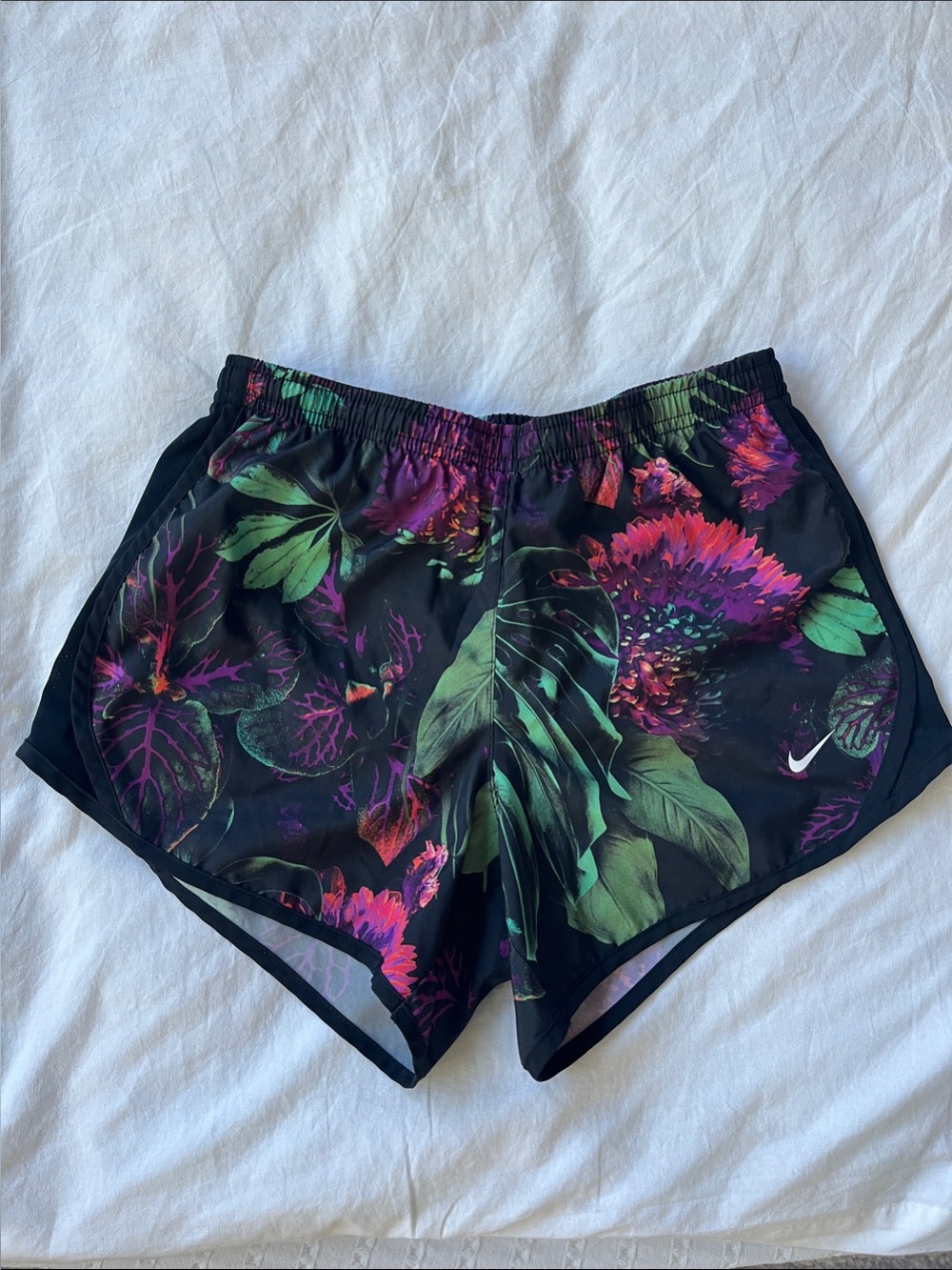Women’s Nike 3 1/2” inseam shorts. Actually girl’s large. 5 2”, 107# Fit as W xs
